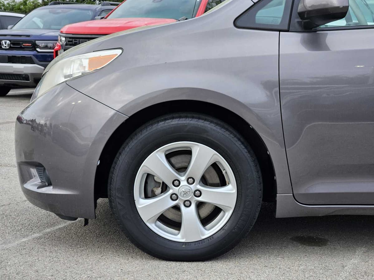 2014 Toyota Sienna - Image 8