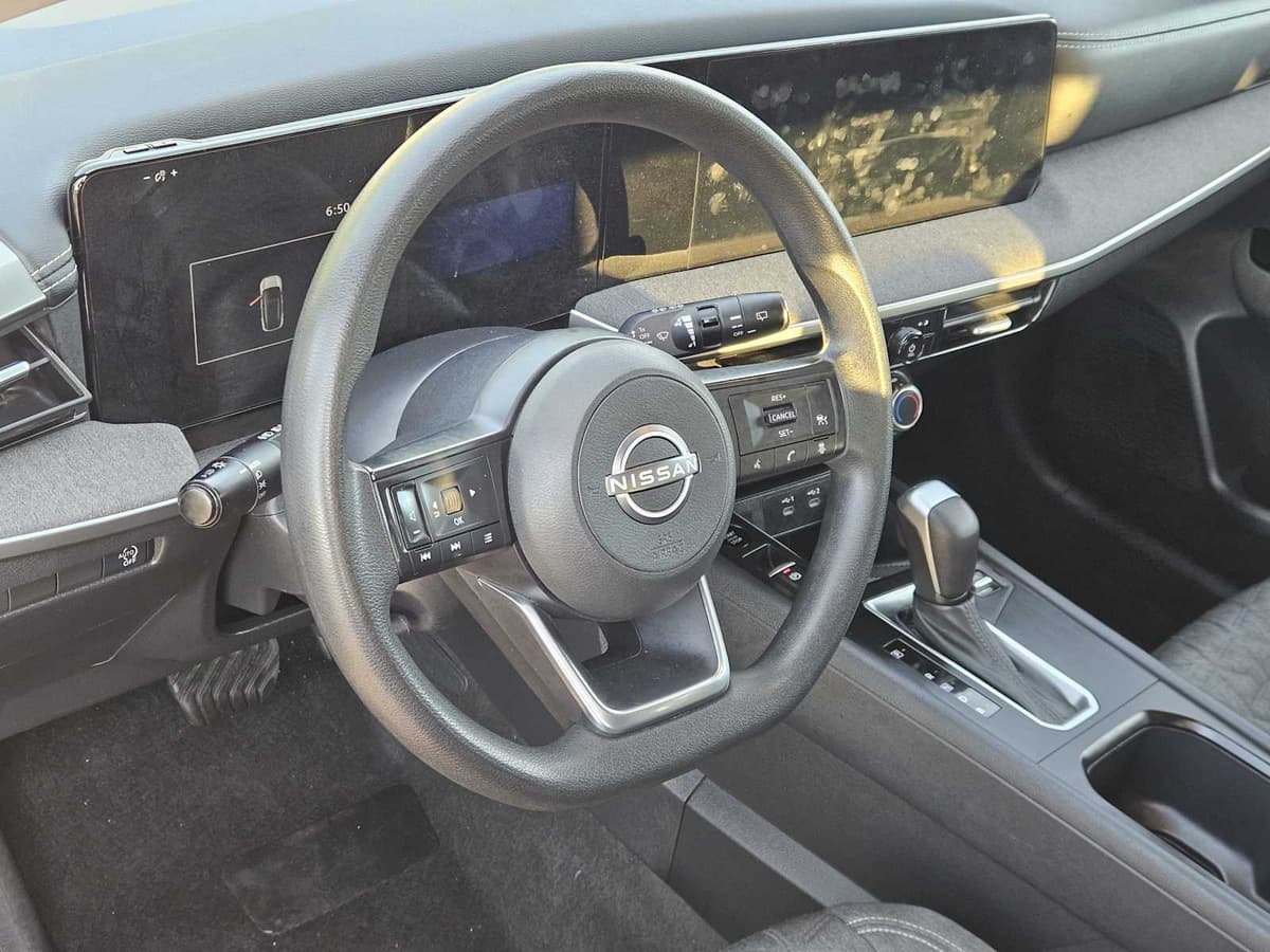 2025 Nissan Kicks - Image 2