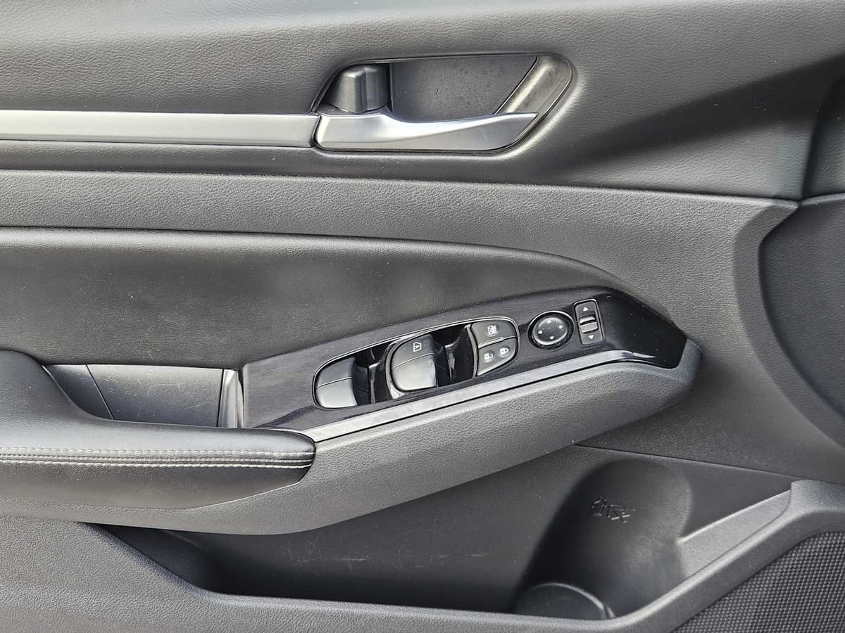 2023 Nissan Altima - Image 22