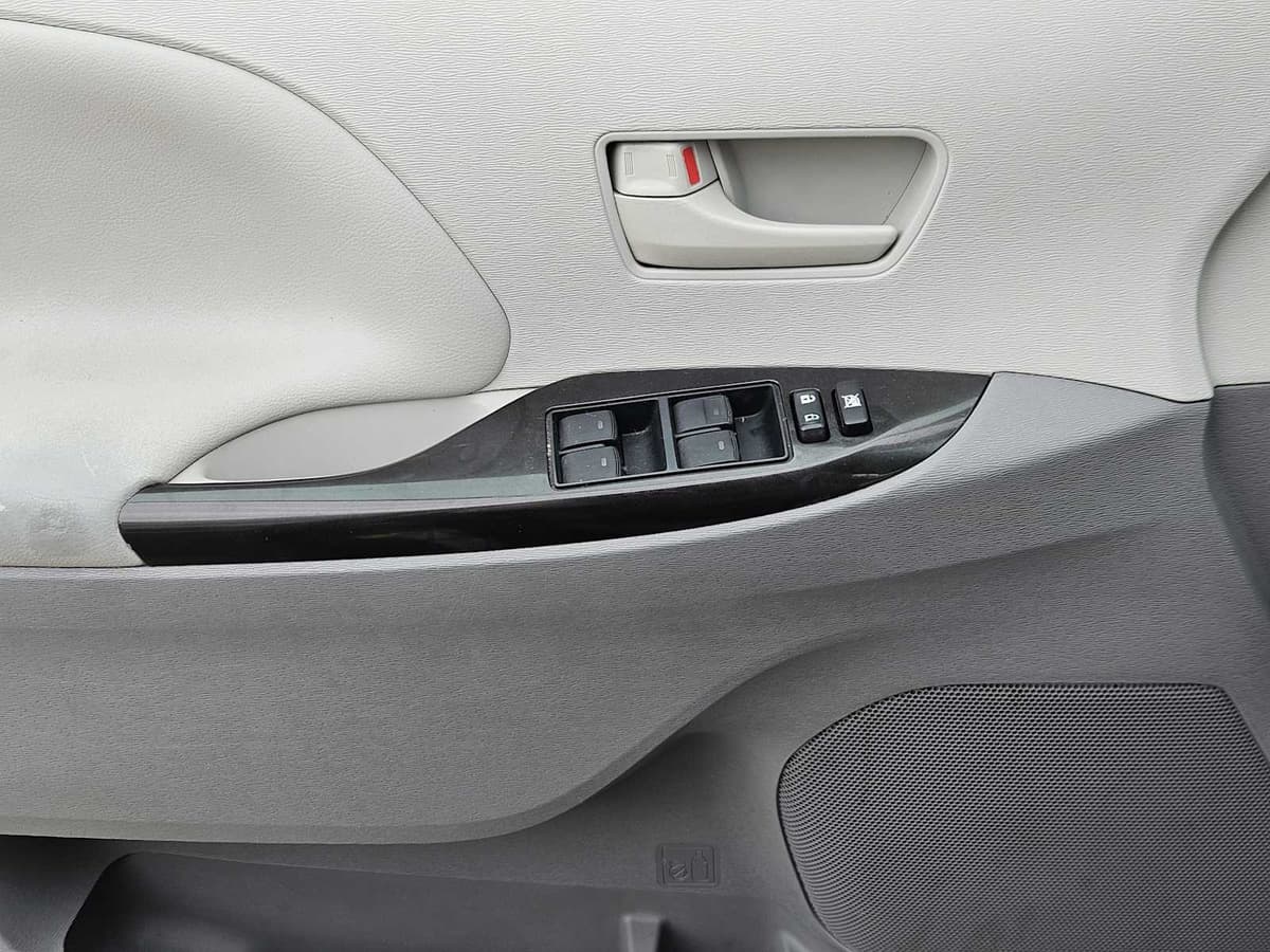 2014 Toyota Sienna - Image 22