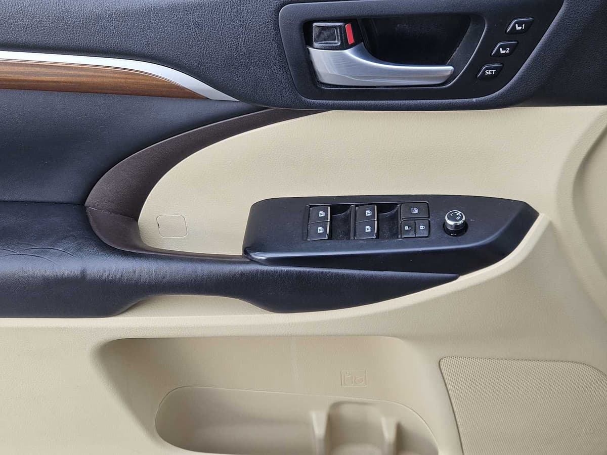 2017 Toyota Highlander - Image 22