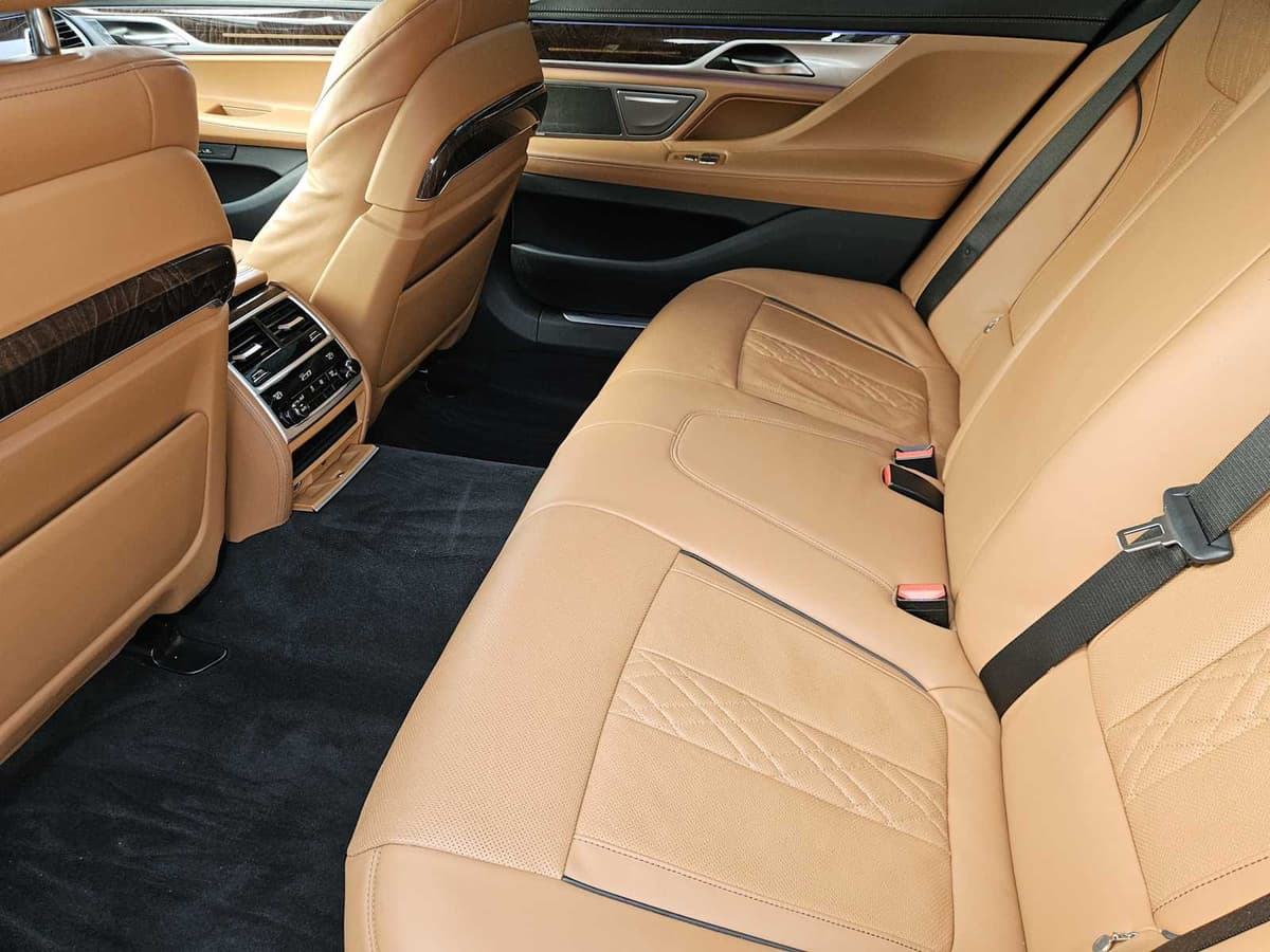 2020 BMW 740i - Image 28