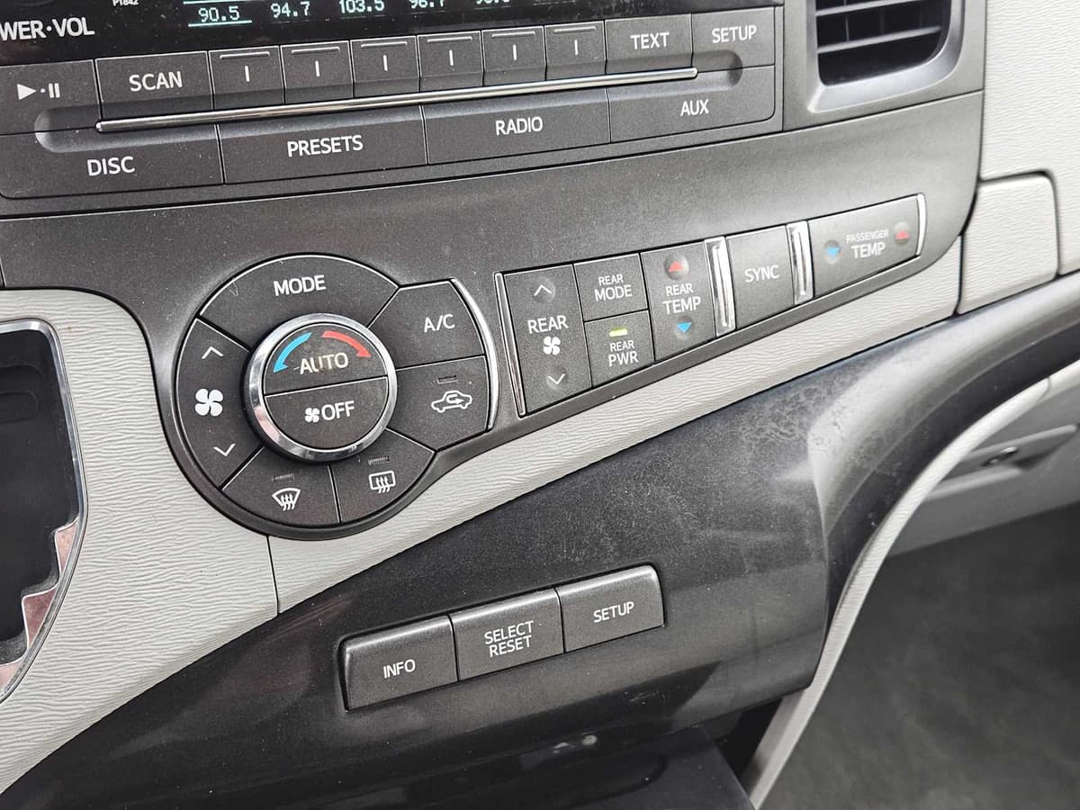 2014 Toyota Sienna - Image 19