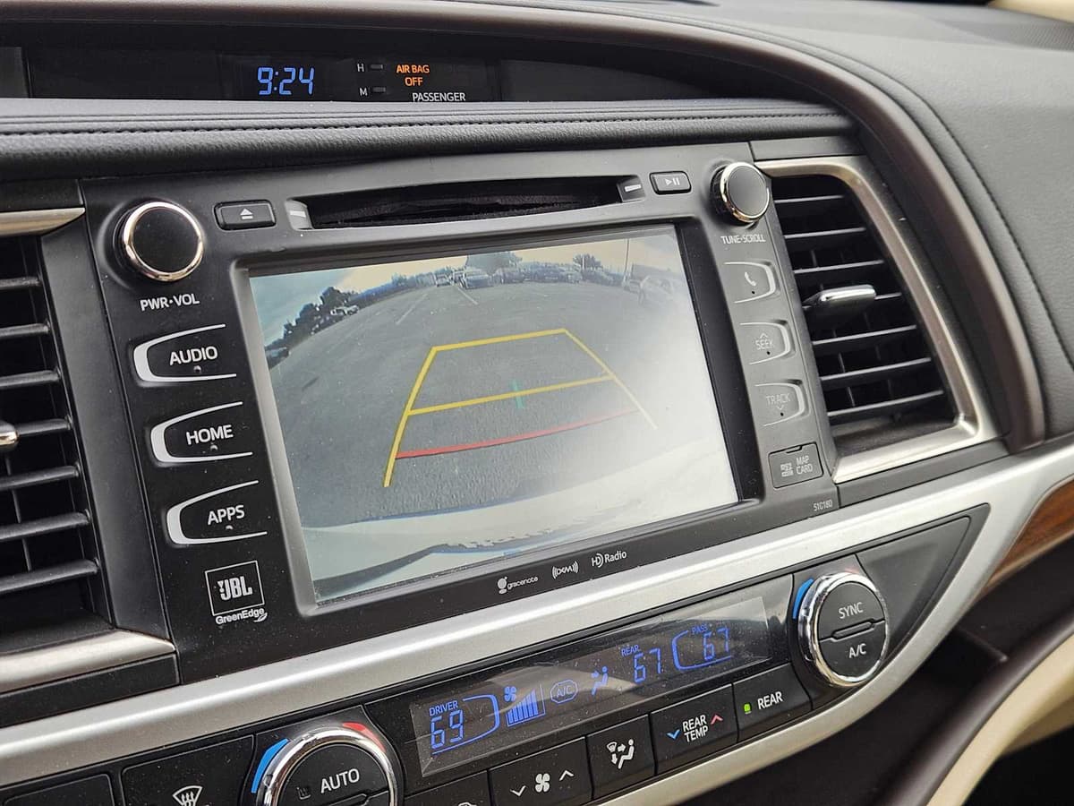 2017 Toyota Highlander - Image 18