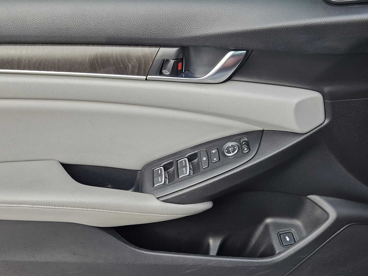 2018 Honda Accord Sedan - Image 21