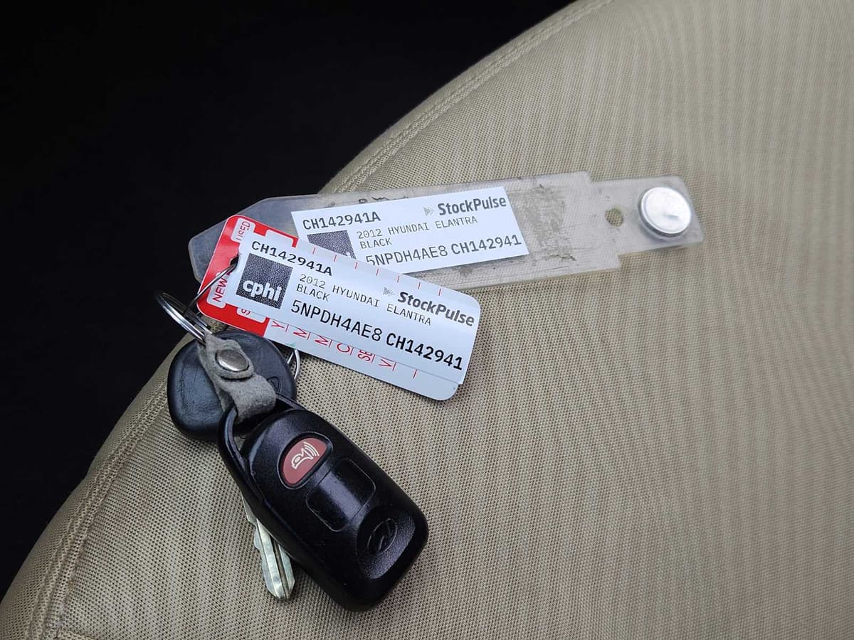 2012 Hyundai Elantra - Image 30