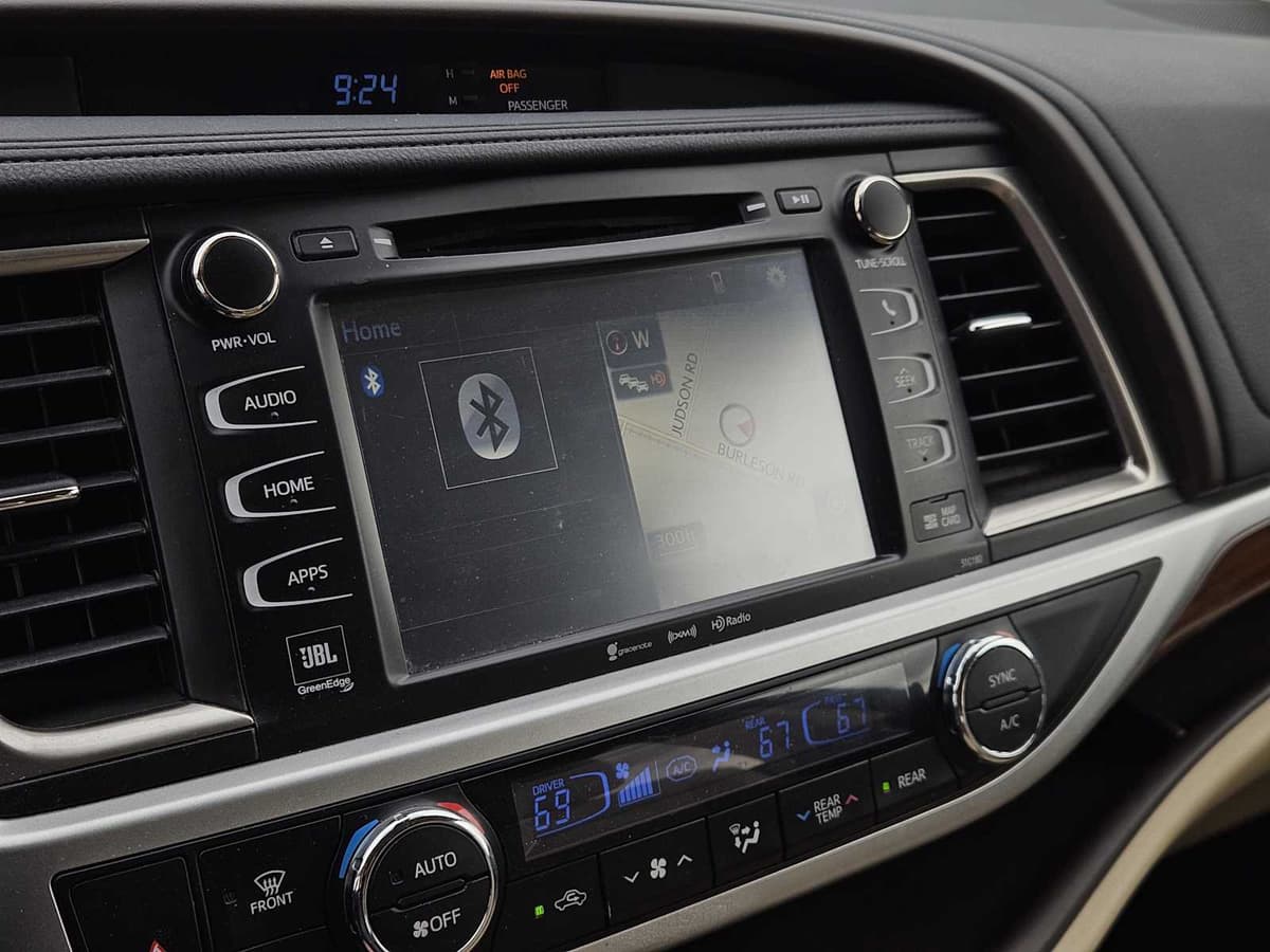 2017 Toyota Highlander - Image 17