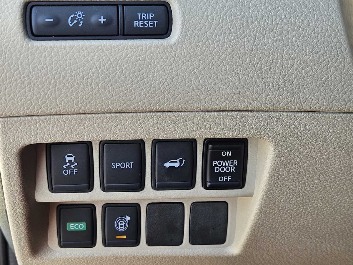 2016 Nissan Rogue - Image 22