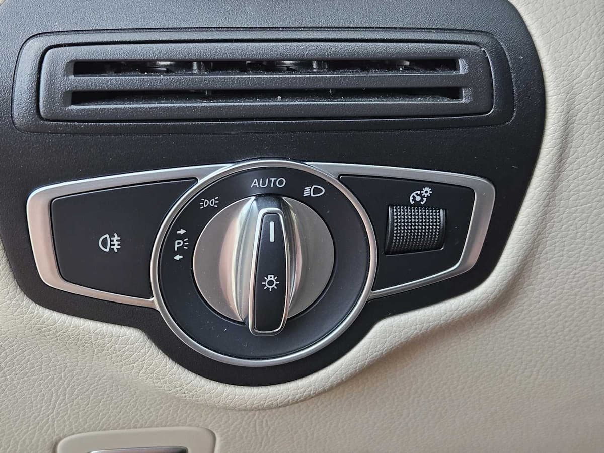 2017 Mercedes-Benz GLC 300 - Image 19