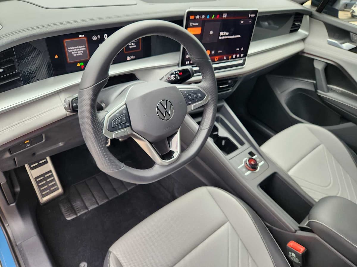 2025 Volkswagen Tiguan - Image 2