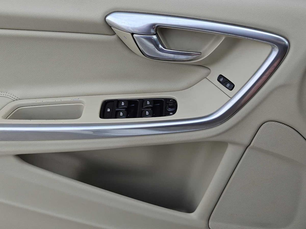 2015 Volvo S60 - Image 21