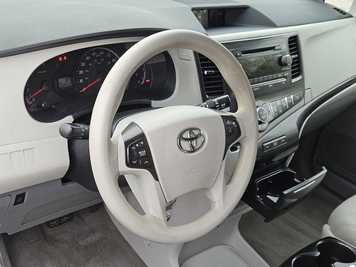 2014 Toyota Sienna - Image 2