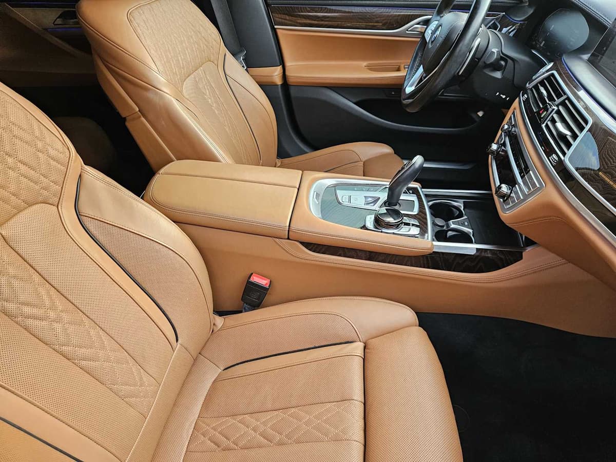 2020 BMW 740i - Image 13