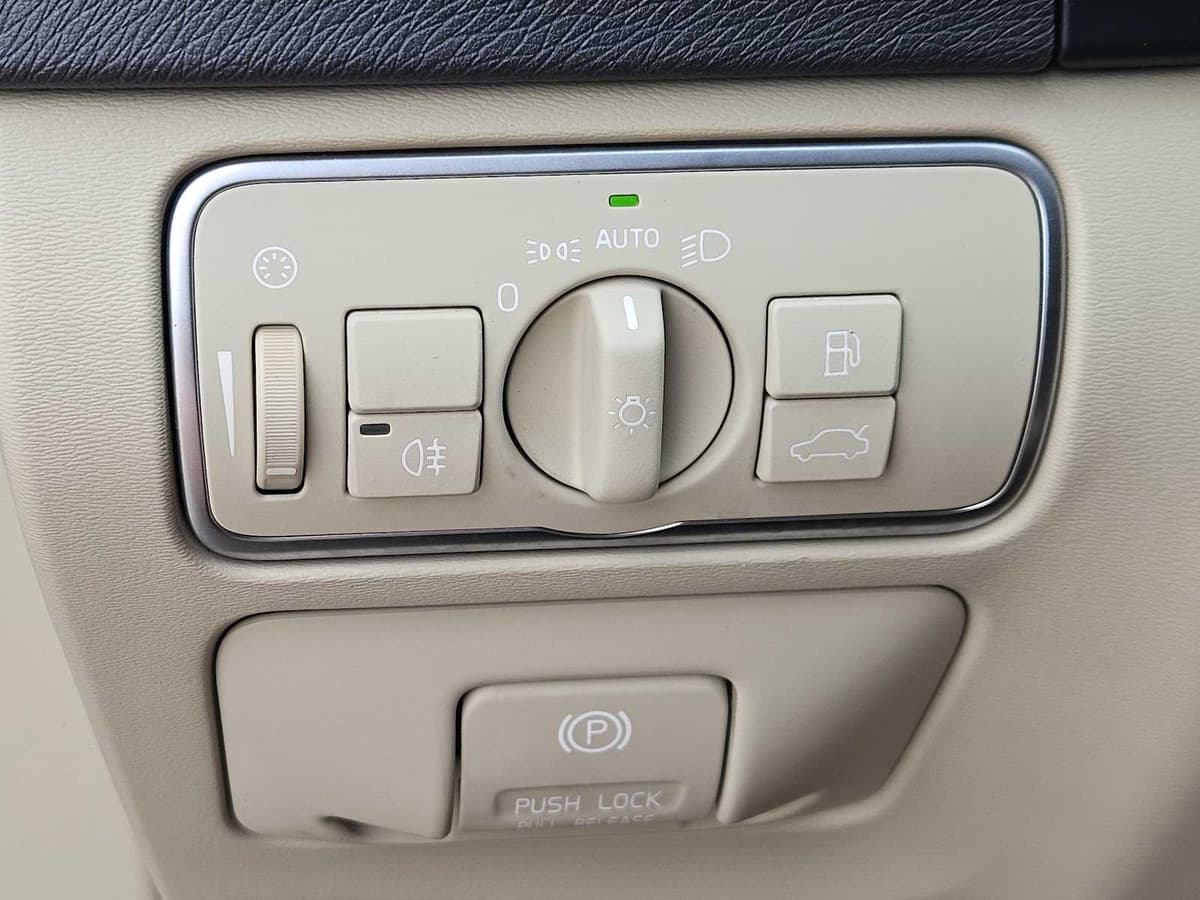 2015 Volvo S60 - Image 20