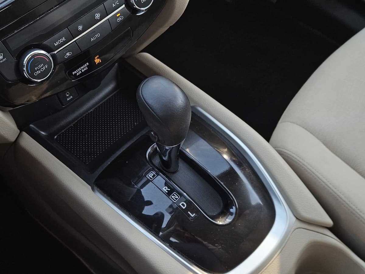 2016 Nissan Rogue - Image 20