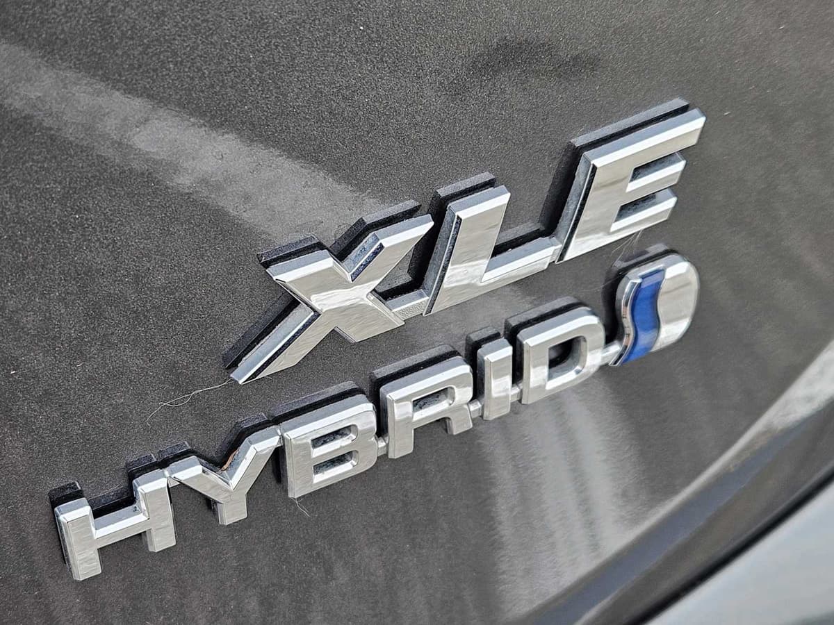 2017 Toyota RAV4 Hybrid - Image 12