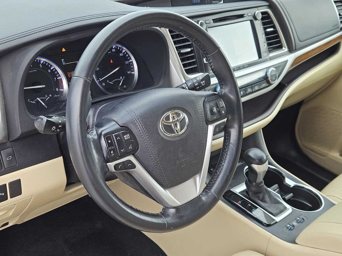 2017 Toyota Highlander - Image 2