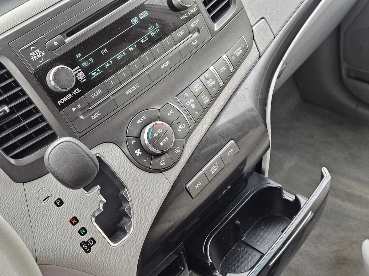 2014 Toyota Sienna - Image 20