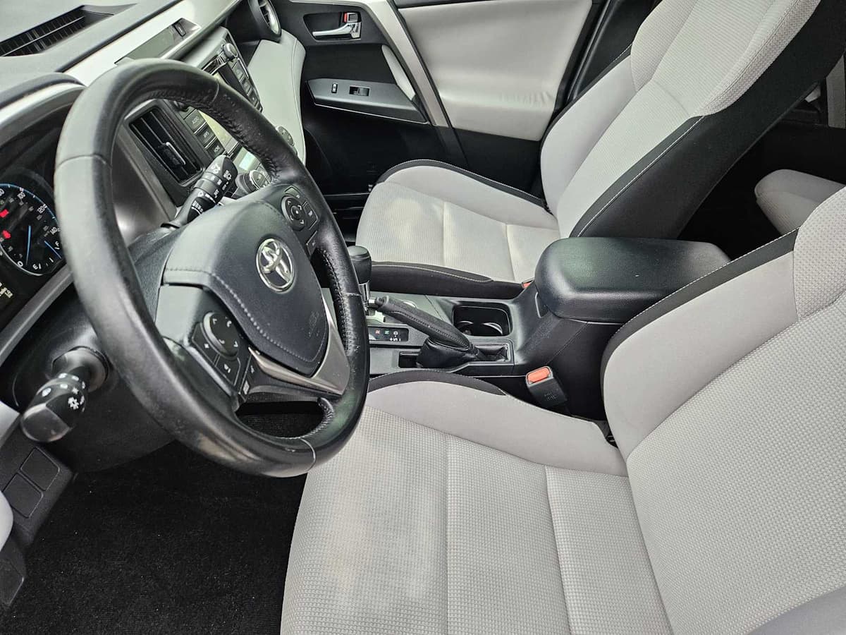 2017 Toyota RAV4 Hybrid - Image 13