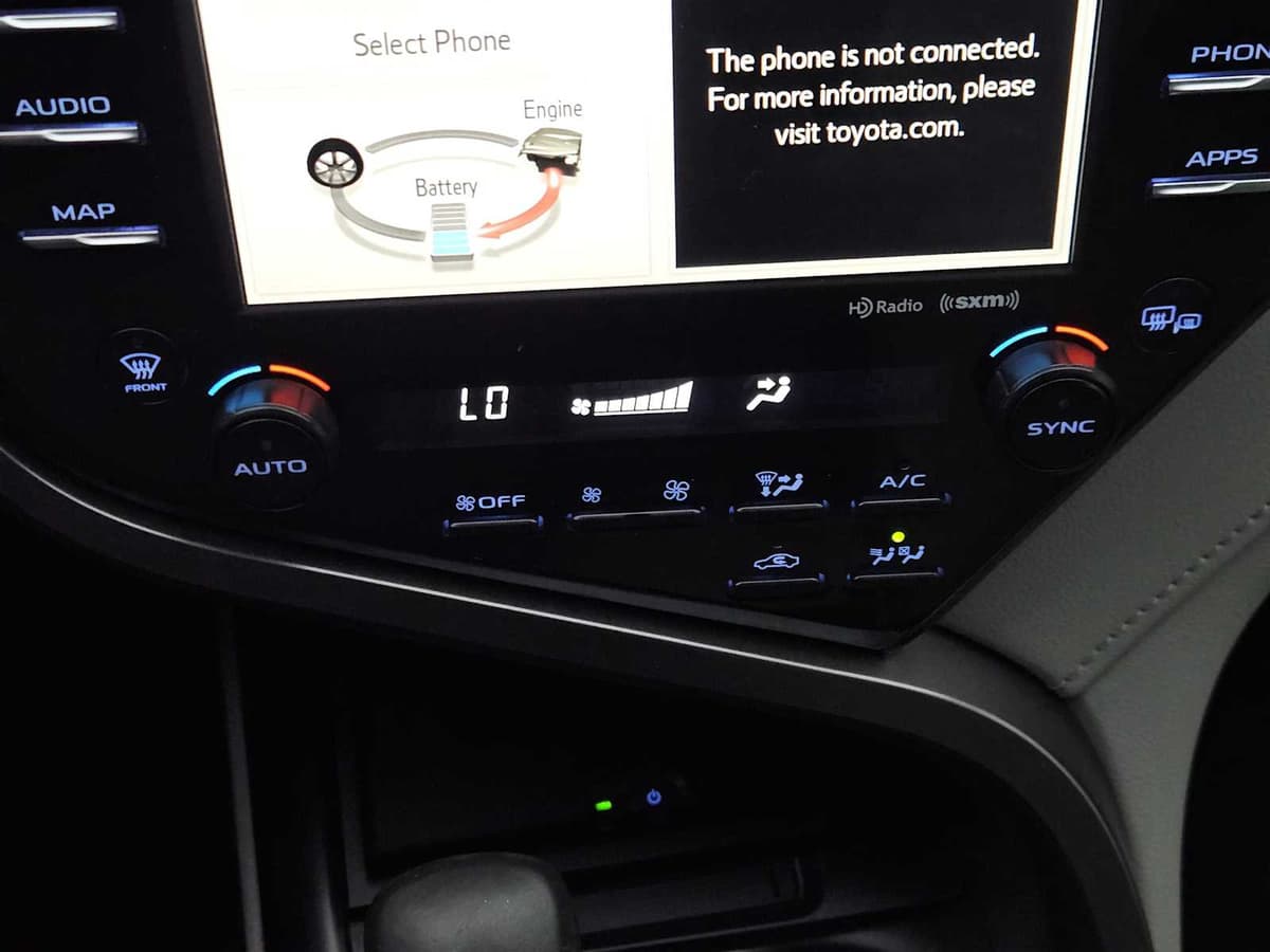 2019 Toyota Camry - Image 19