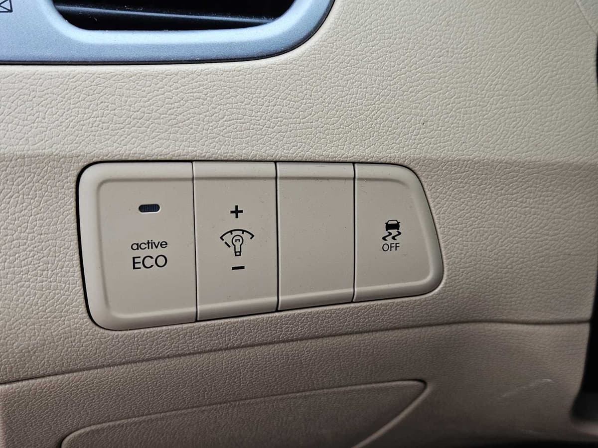 2012 Hyundai Elantra - Image 19