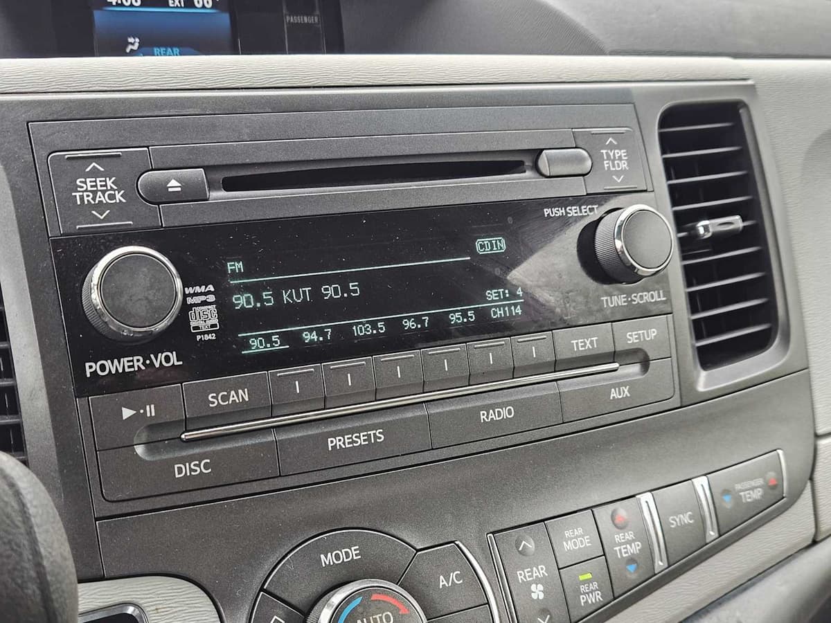 2014 Toyota Sienna - Image 17