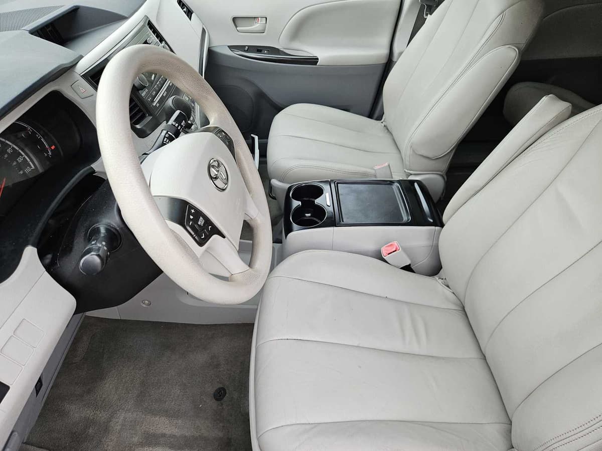2014 Toyota Sienna - Image 13