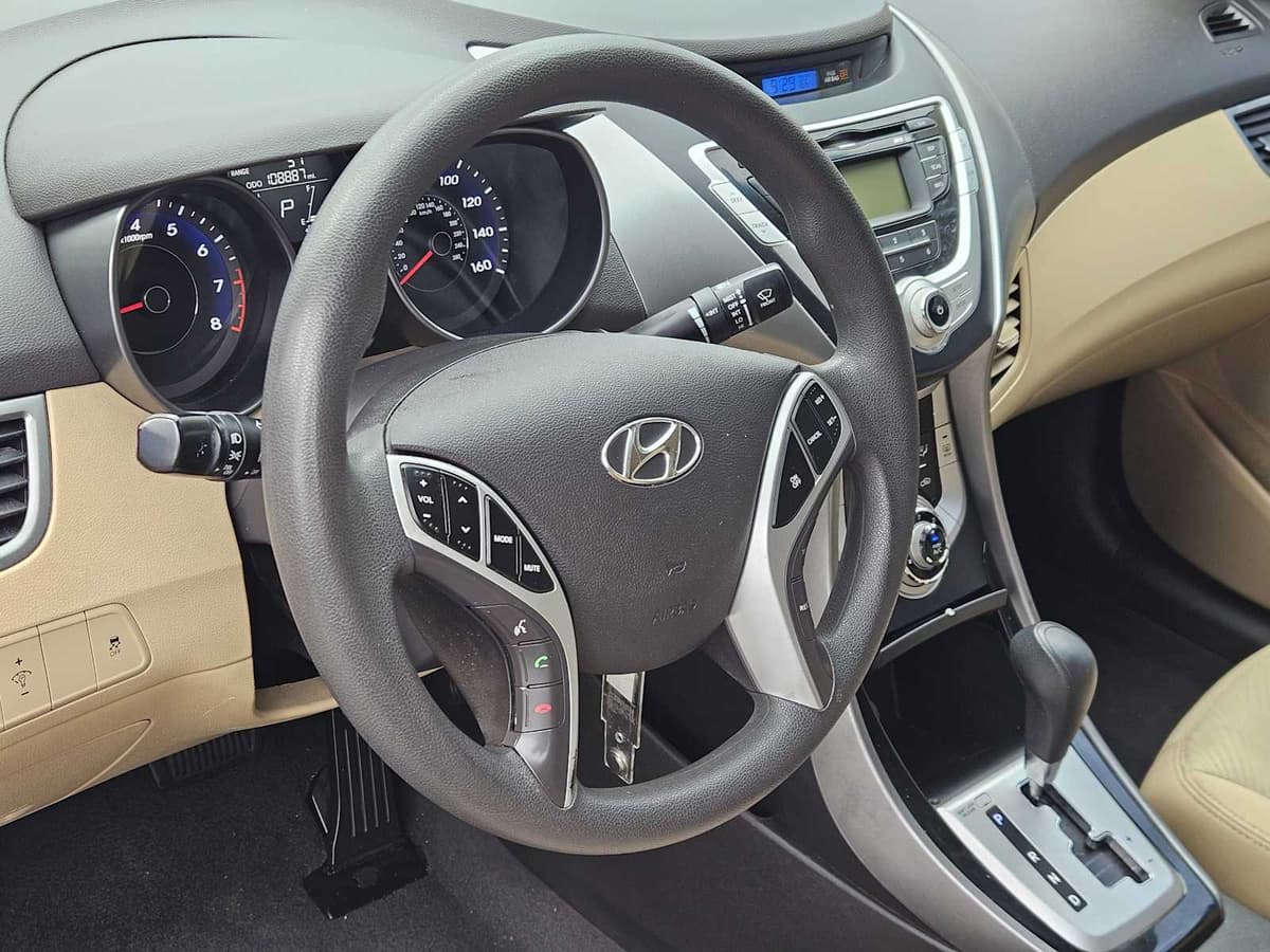2012 Hyundai Elantra - Image 2