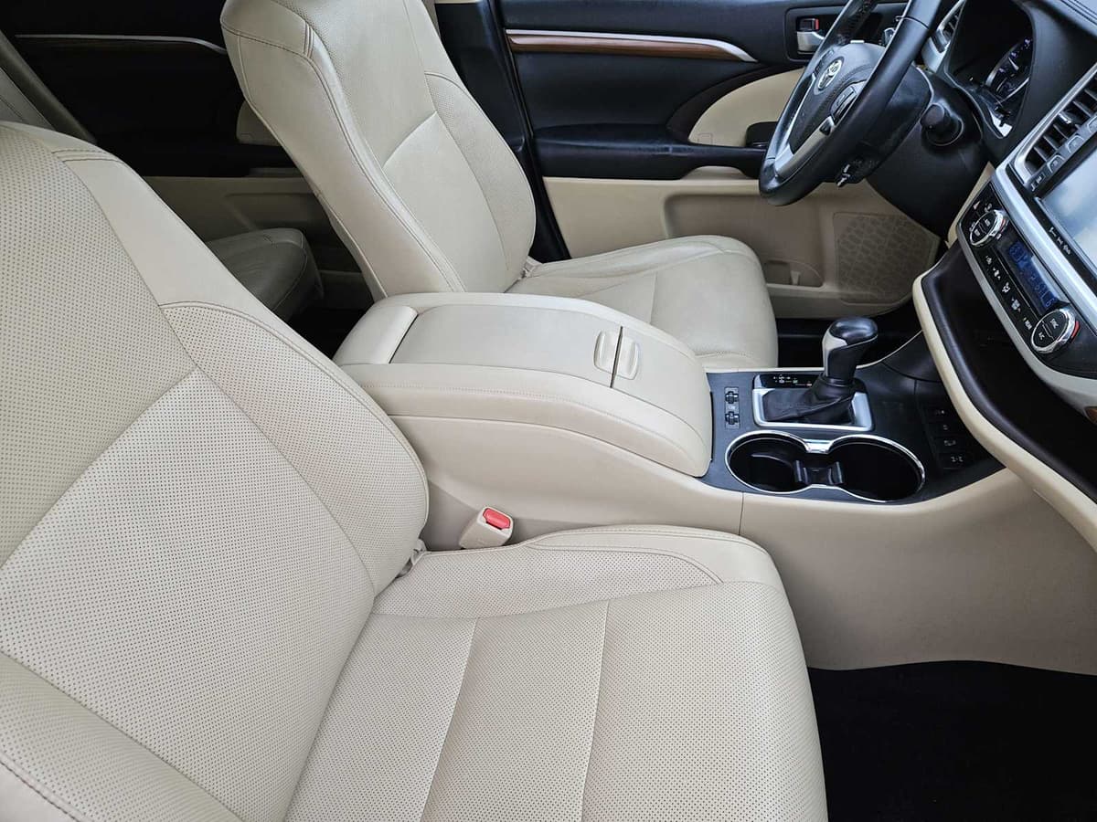 2017 Toyota Highlander - Image 14