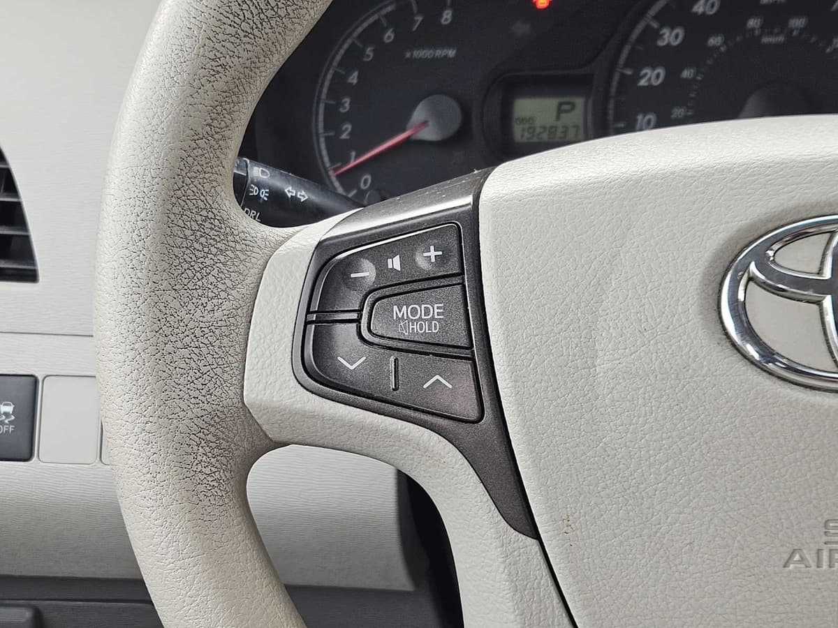 2014 Toyota Sienna - Image 26