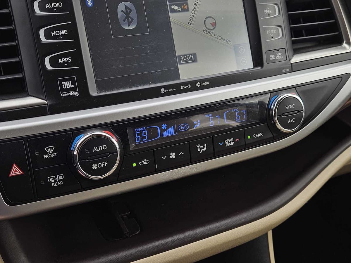 2017 Toyota Highlander - Image 19