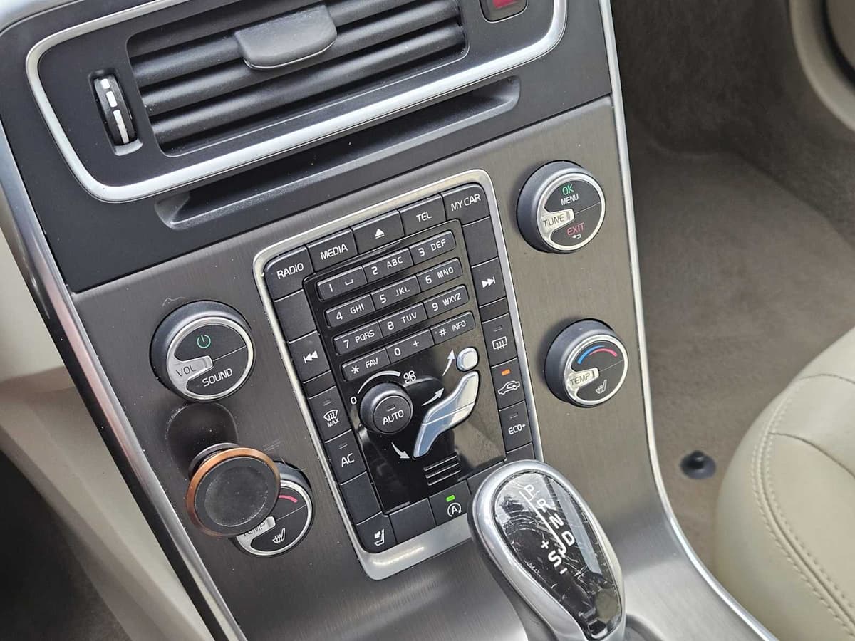 2015 Volvo S60 - Image 17