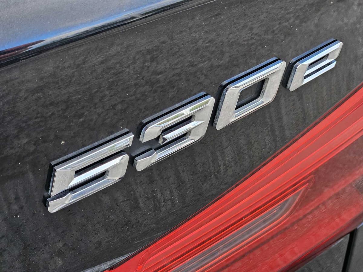 2018 BMW 530e iPerformance - Image 11