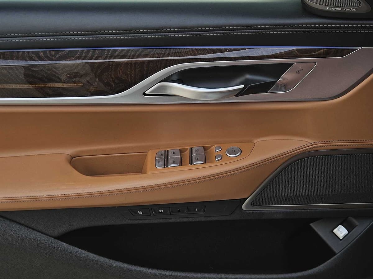 2020 BMW 740i - Image 21