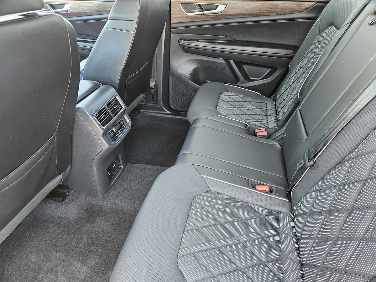 2024 Volkswagen Atlas - Image 30