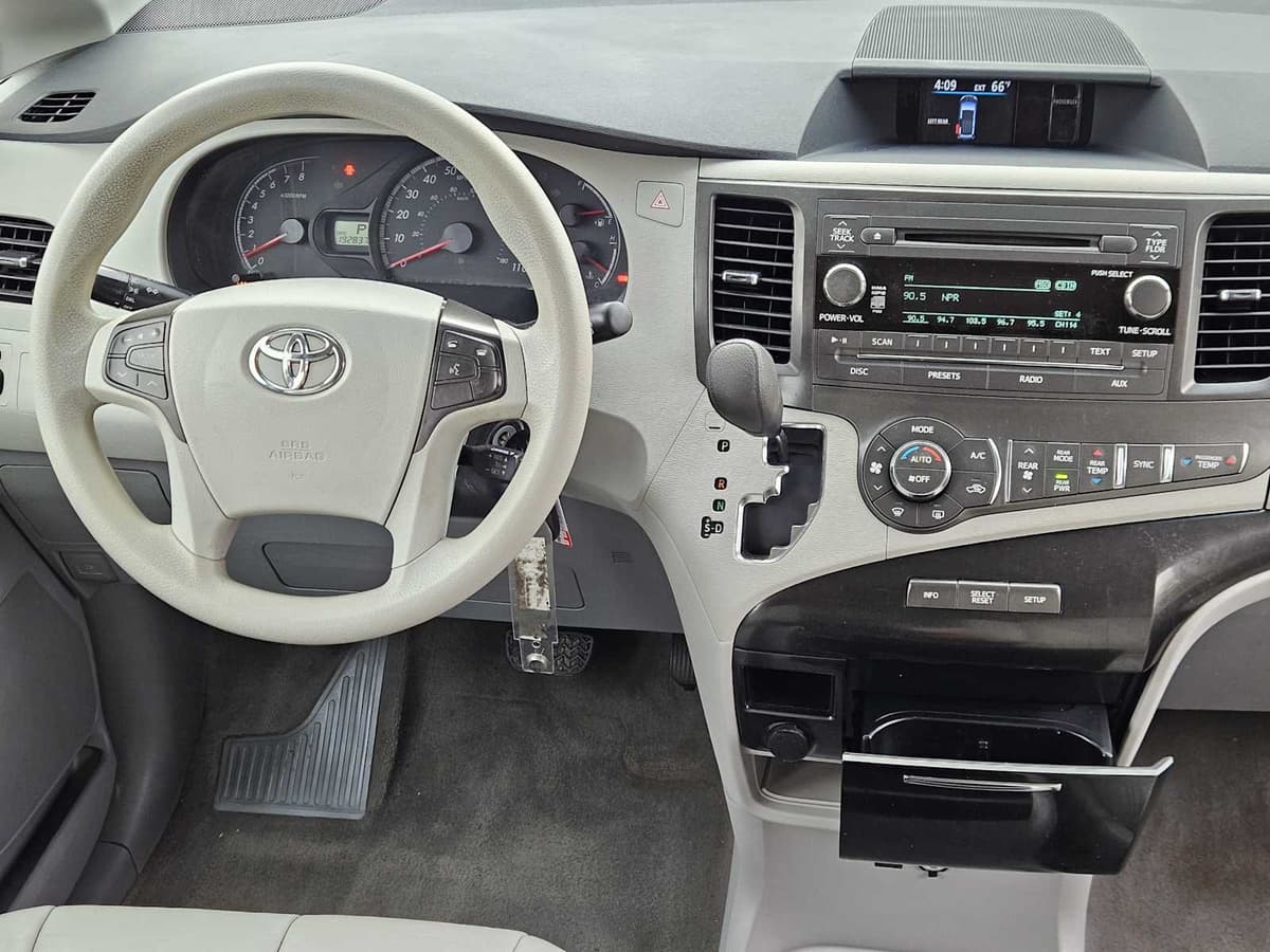 2014 Toyota Sienna - Image 25