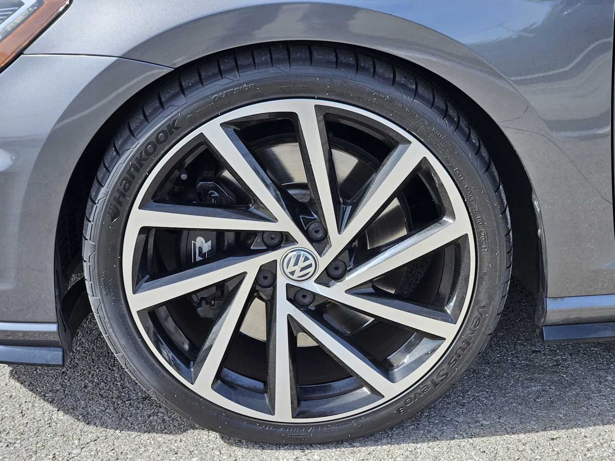 2019 Volkswagen Golf R - Image 9