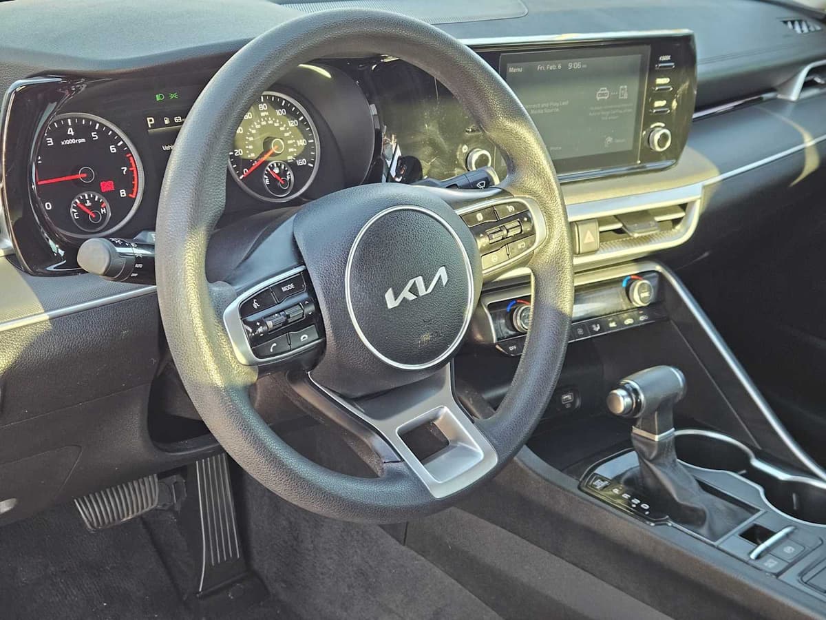 2022 Kia K5 - Image 2