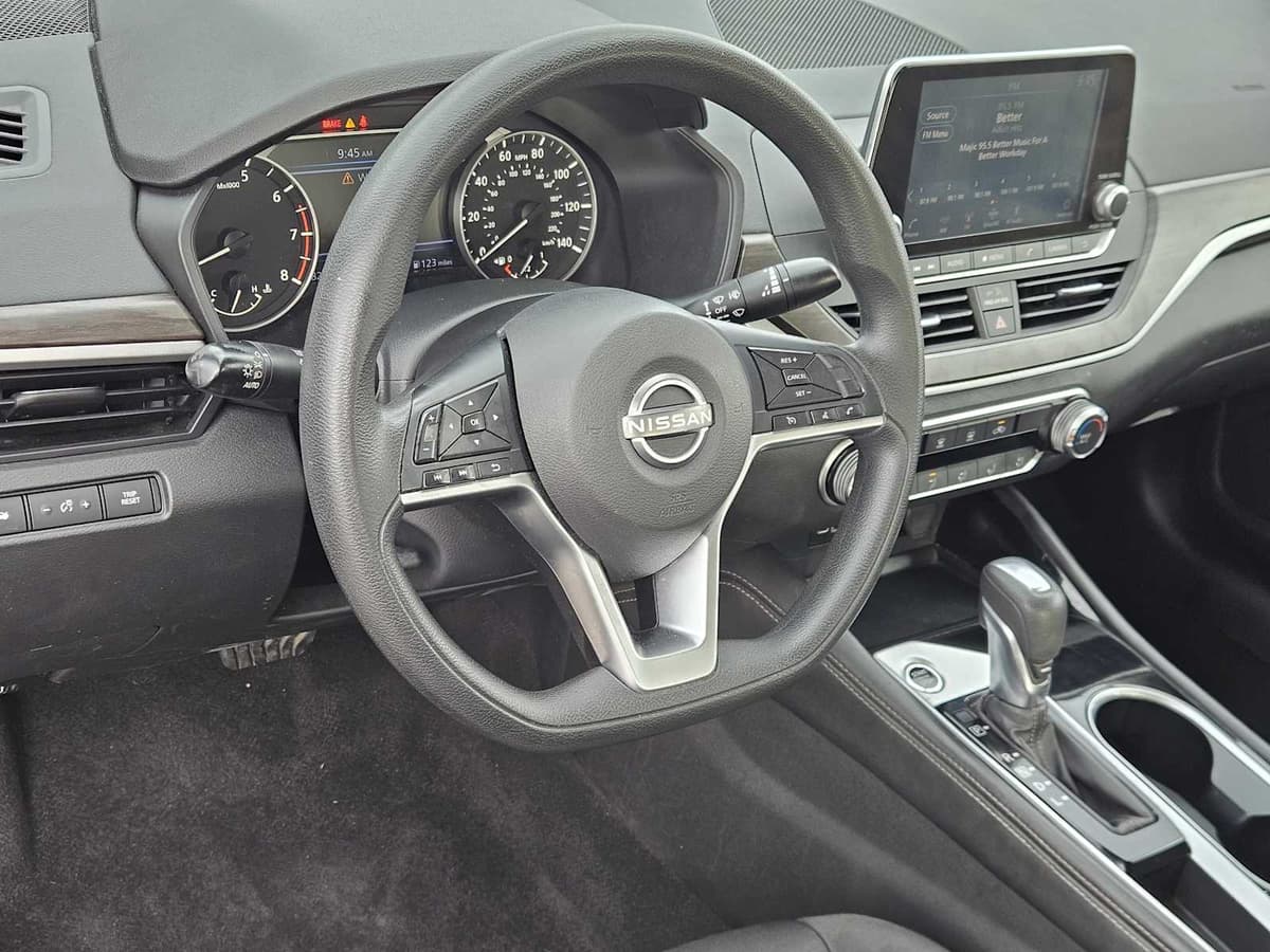 2023 Nissan Altima - Image 2