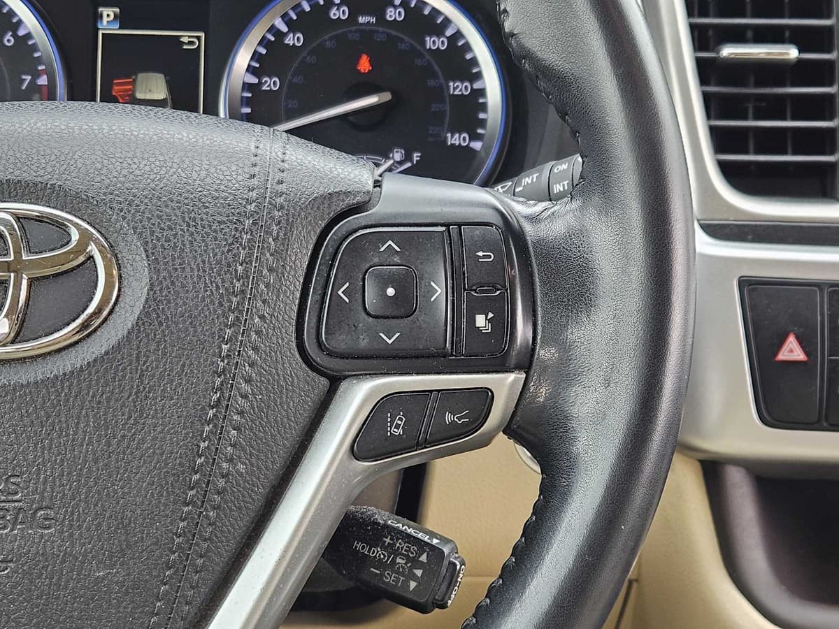 2017 Toyota Highlander - Image 28