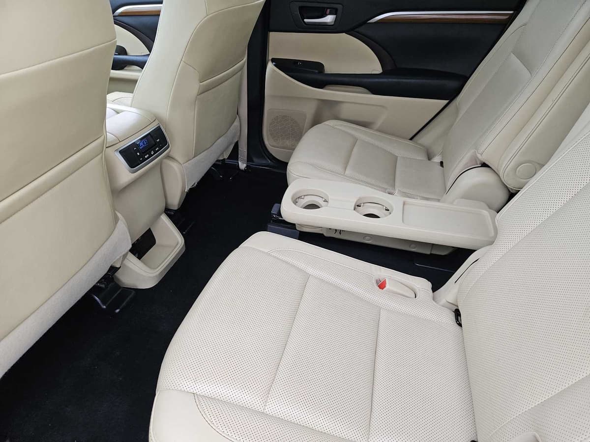 2017 Toyota Highlander - Image 29