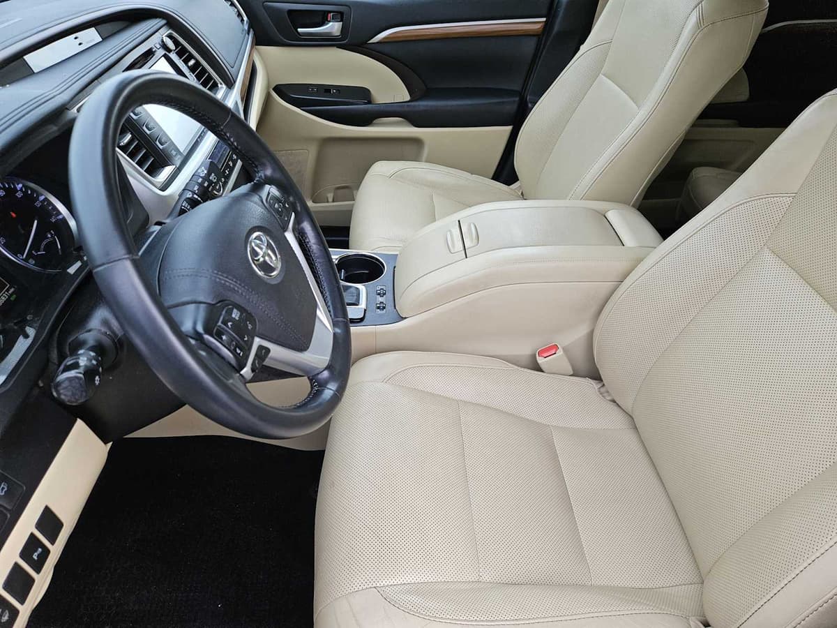 2017 Toyota Highlander - Image 13