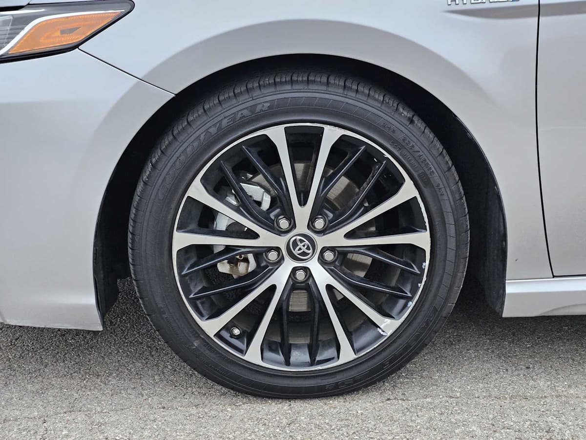 2019 Toyota Camry - Image 9