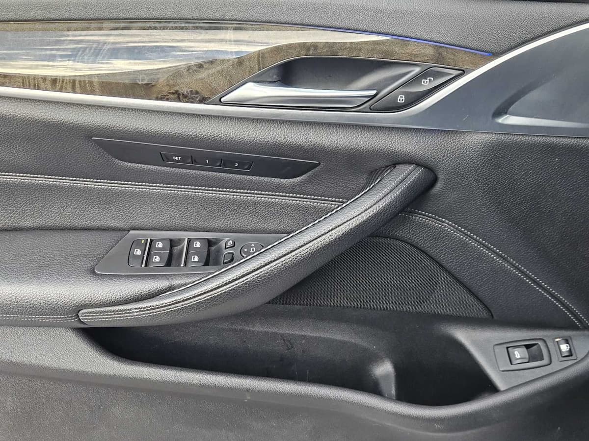 2018 BMW 530e iPerformance - Image 21