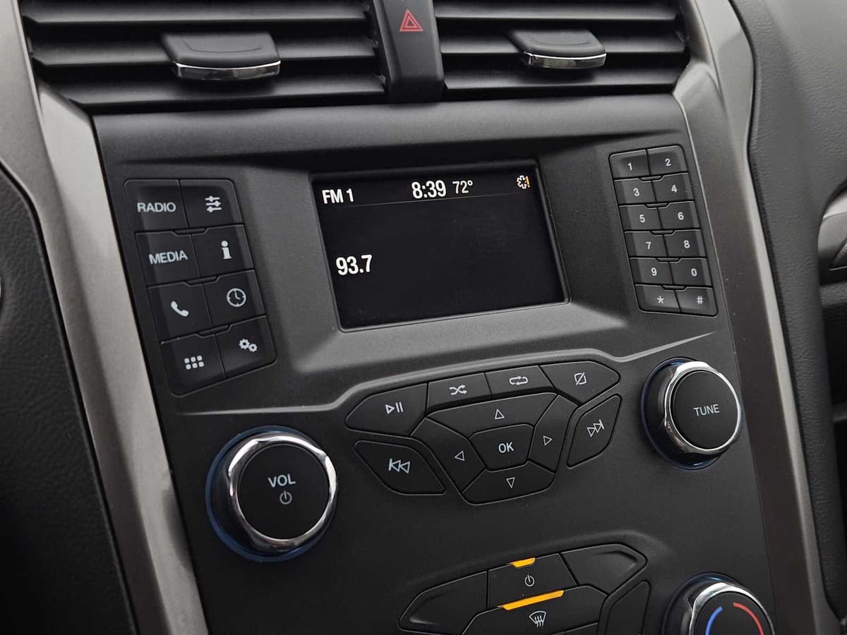 2020 Ford Fusion - Image 16