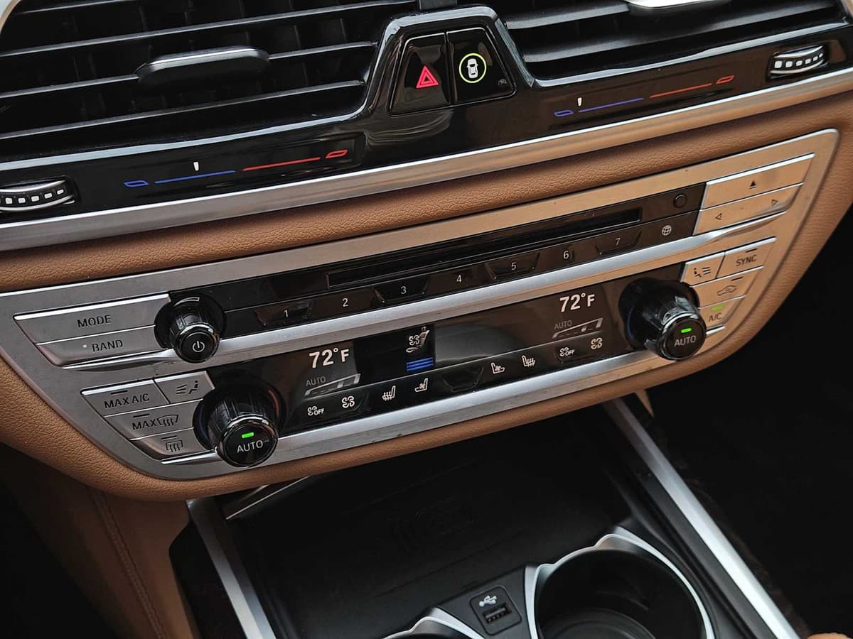 2020 BMW 740i - Image 18