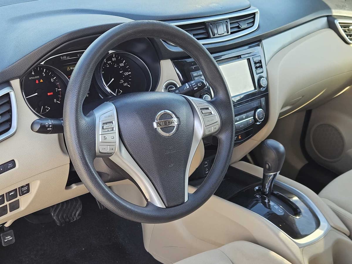 2016 Nissan Rogue - Image 2