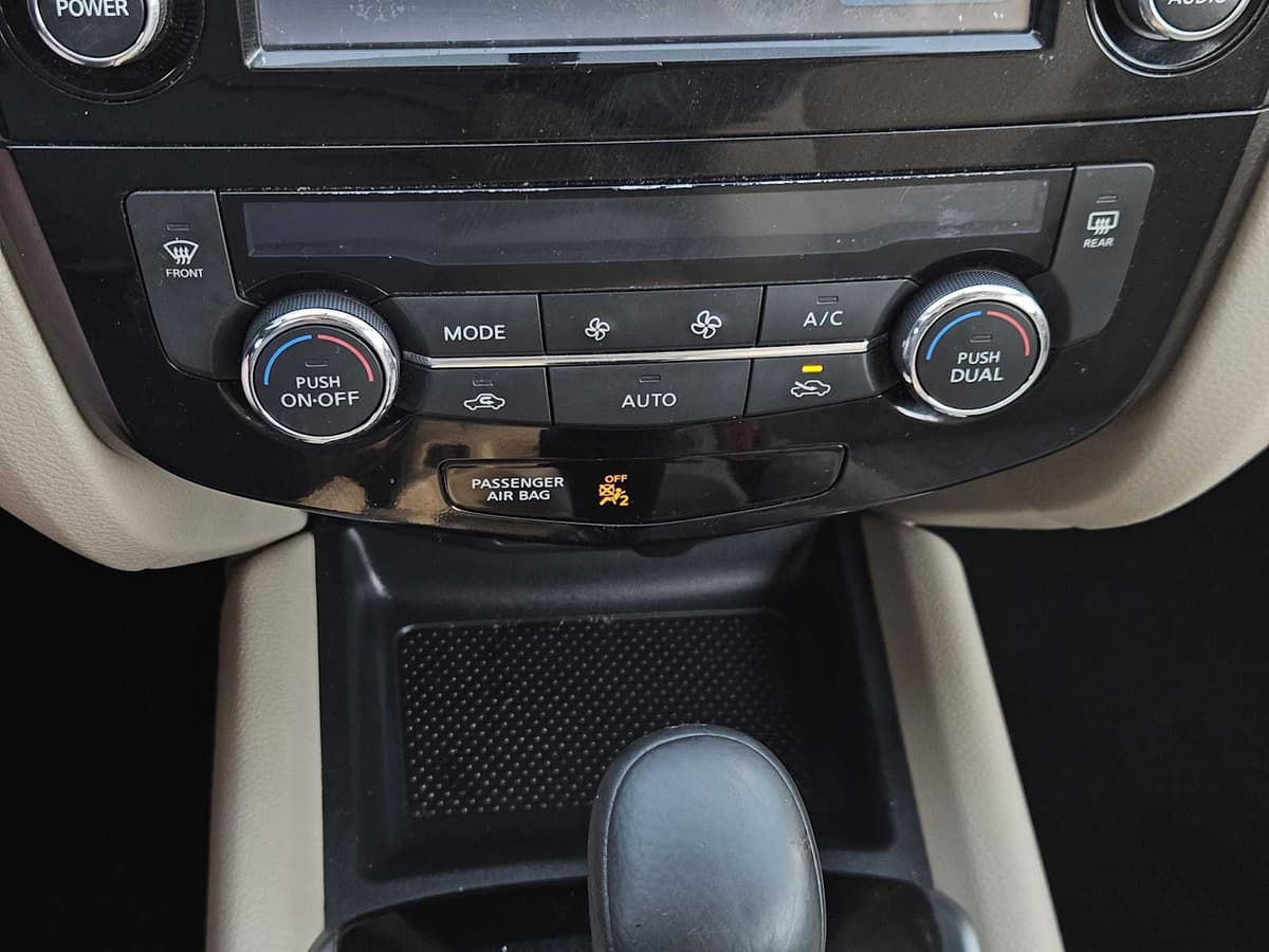 2016 Nissan Rogue - Image 19