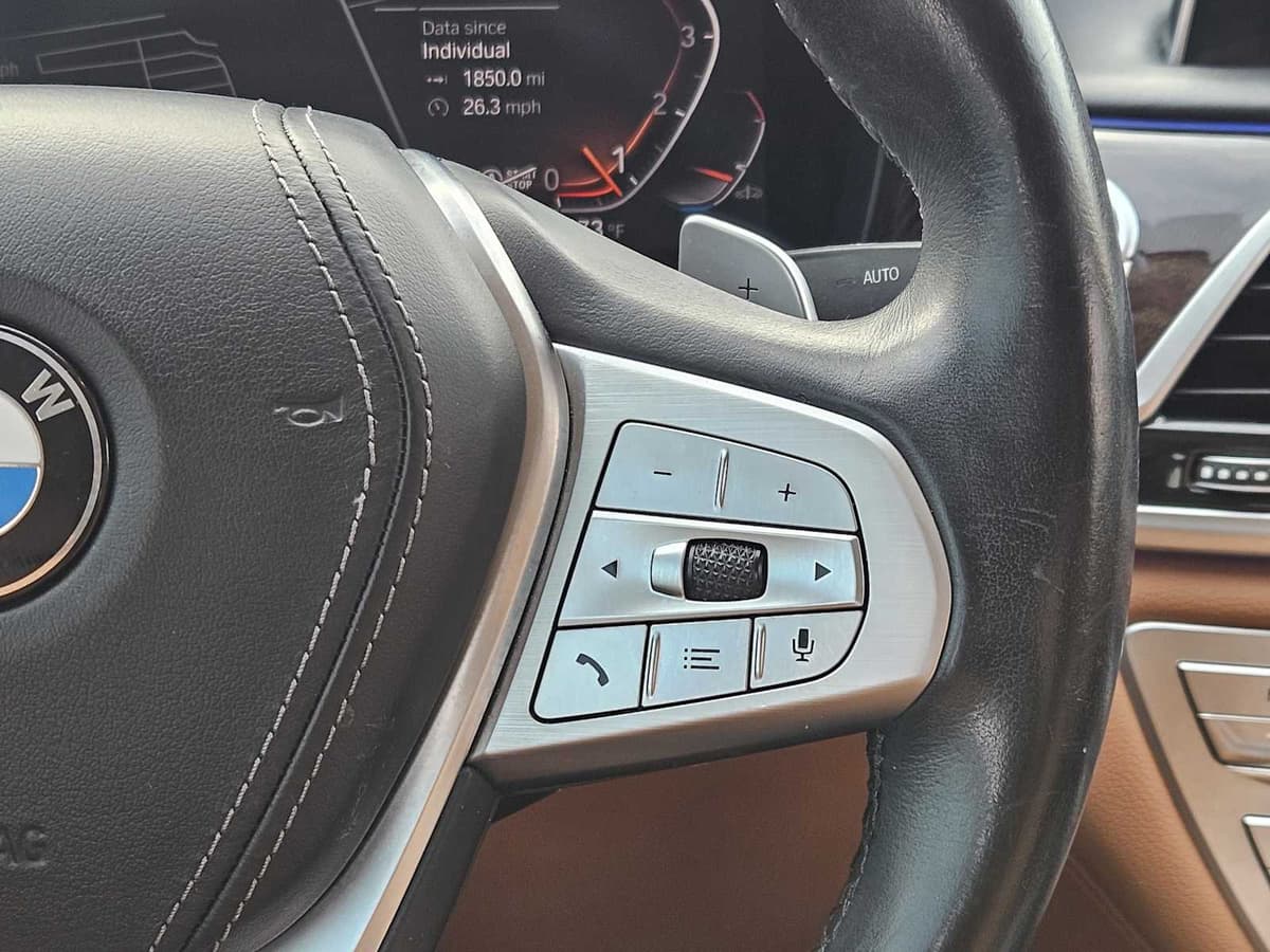 2020 BMW 740i - Image 27