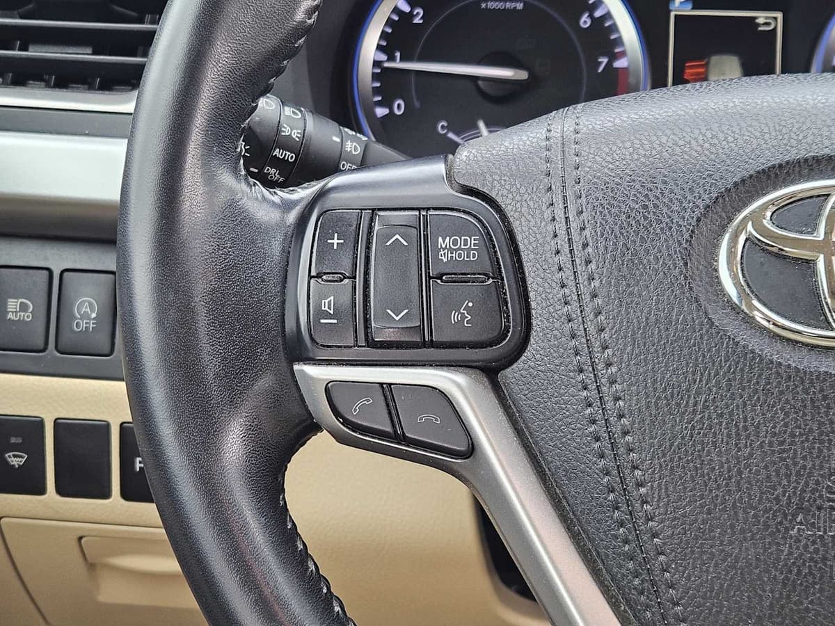 2017 Toyota Highlander - Image 27